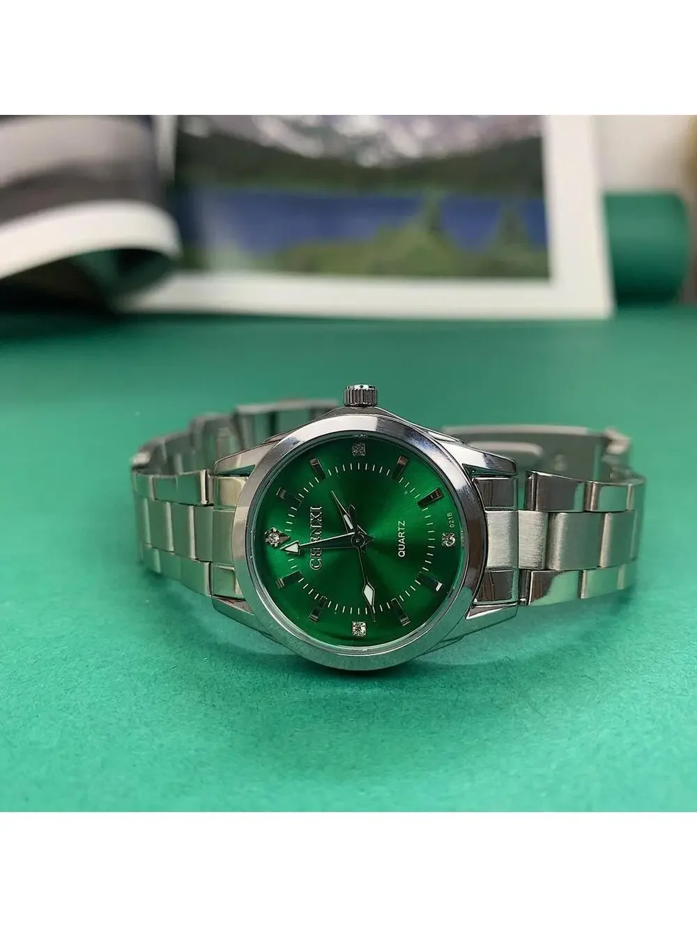 Y2k style Silver Classy Quartz Round Green Stainless Steel Watch. Stainless stee